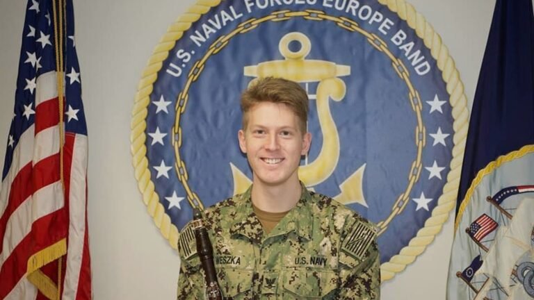 Абстрактная иллюстрация: офисный стол и развилка на карте, символ решения о смене работы и выборе направления.