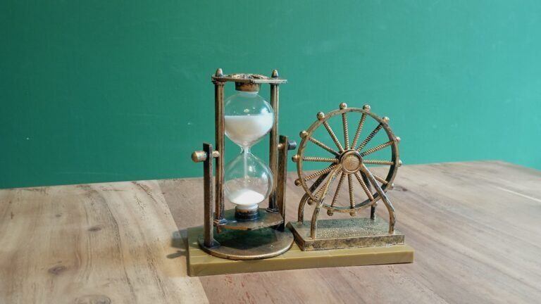 Абстрактная иллюстрация: таймер и чат-пузырь как стеклянные объекты, символ выбора формата онлайн консультации.