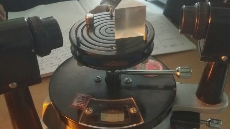 Абстрактная иллюстрация: прозрачная призма с мягким светом, символ честного разбора без обещаний чудес.