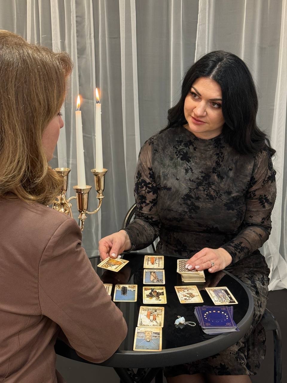 Элис Таро во время таро-консультации