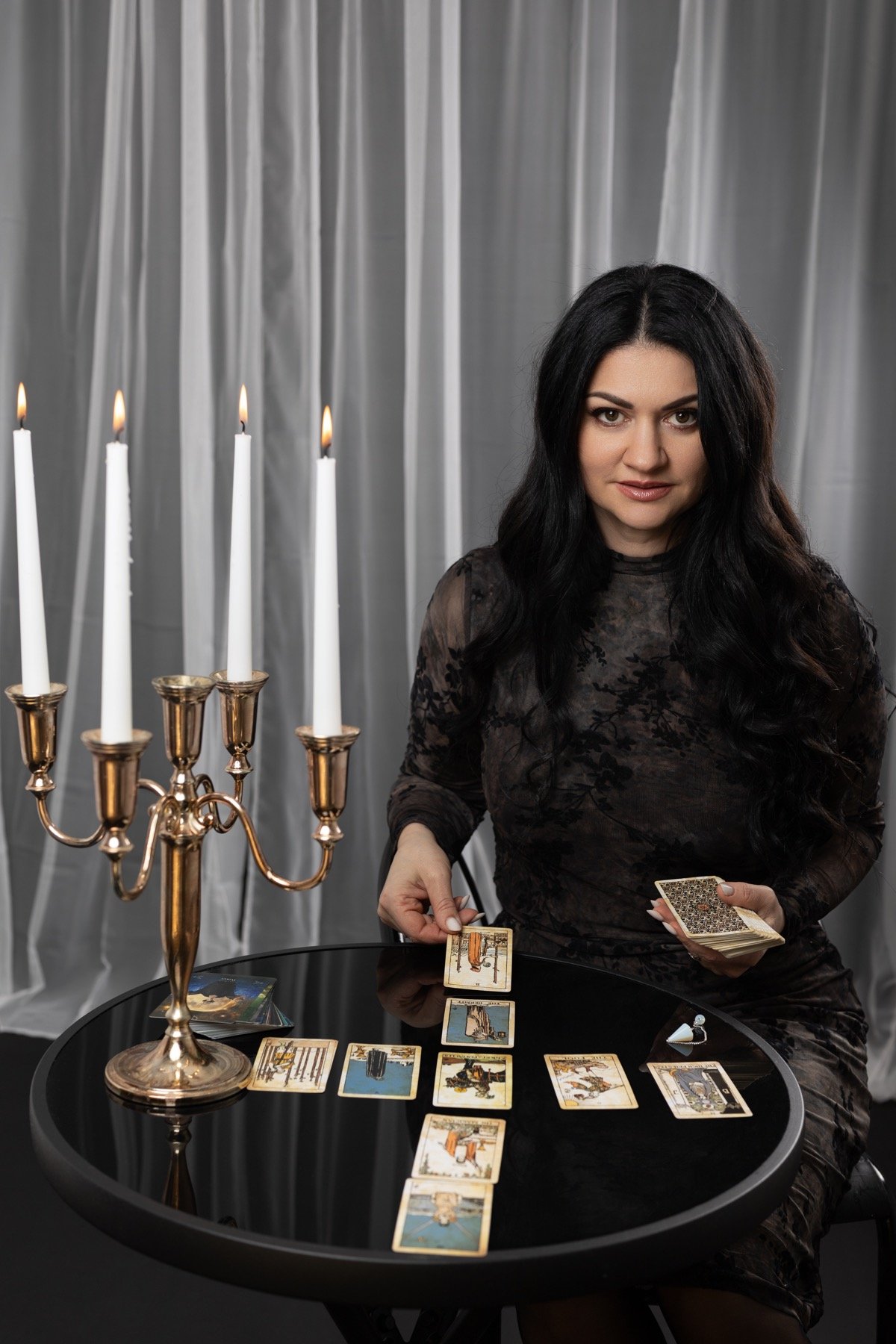 Элис за столом с картами Таро